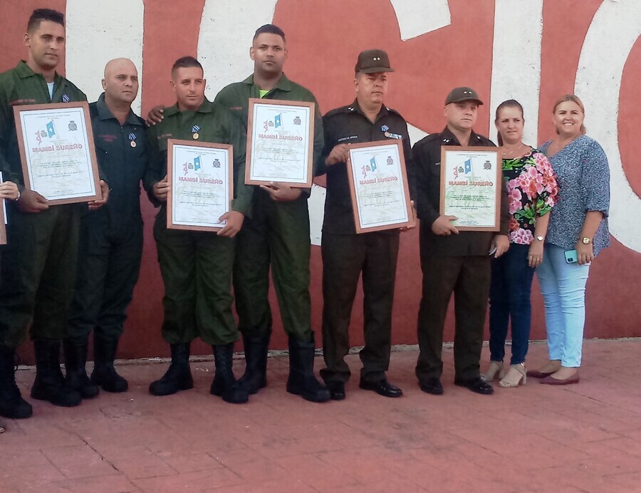 Homenaje a bomberos de Cienfuegos que enfrentaron el incendio en Matanzas