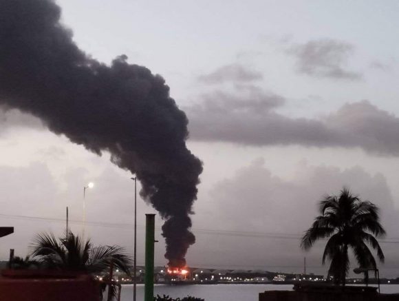 Continúan acciones para sofocar incendio en Matanzas Continúan acciones para sofocar incendio en Matanzas