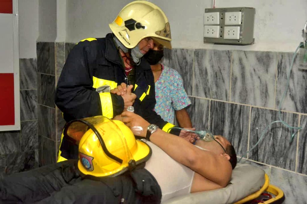 Bomberos trasladan heridos al hospital de Matanzas