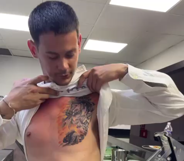 Eric Muñiz siente que este tatuaje de los bomberos sí tiene sentido