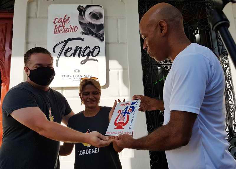 Secretario del Buró provincial del SNTC, Leonardo Calderón entrega la Placa 45 y más al Centro del Libro y la Literatura 