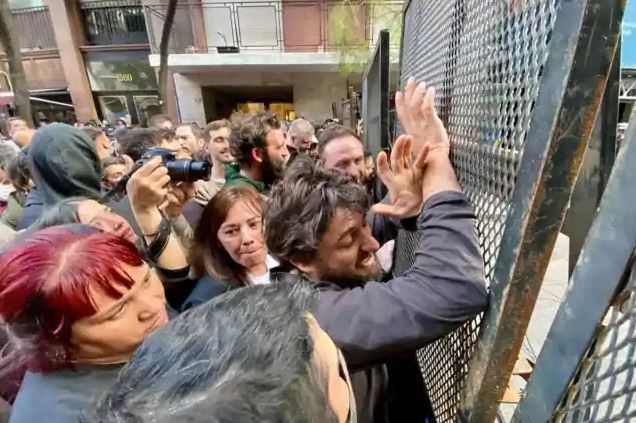 Justicia argentina ordena al gobierno de Buenos Aires cese de operativo policial frente a casa de Cristina Fernández