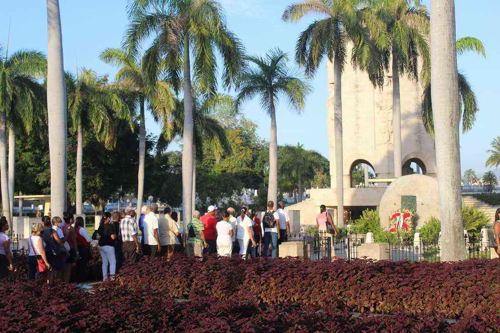 Las flores de los santiagueros, a nombre del pueblo de Cuba fueron depositadas ante la piedra que atesora los restos del Comandante en Jefe Fidel Castro en el Cementerio Patrimonial Santa Ifigenia