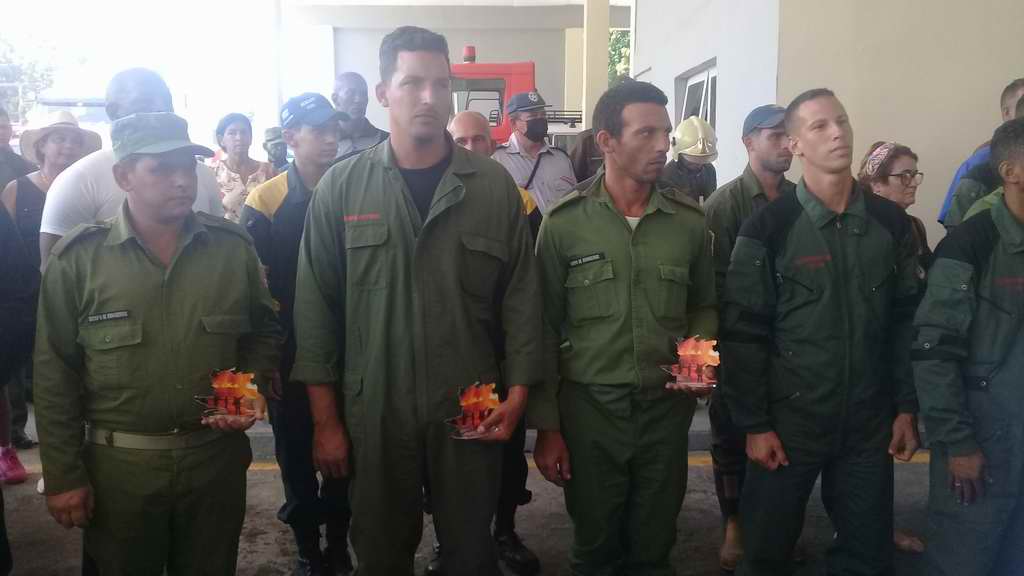 Reciben a bomberos de La Habana que participaron en extinción de incendio en Matanzas 