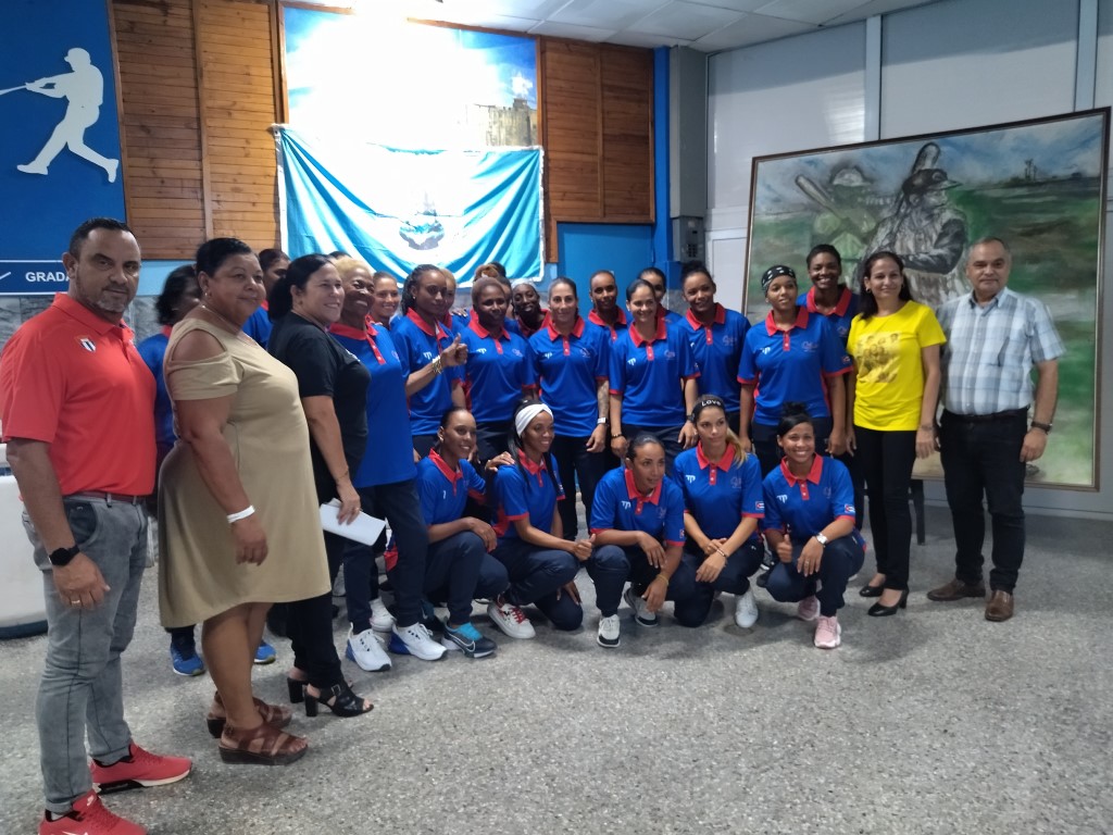 Abanderada selección femenina de béisbol