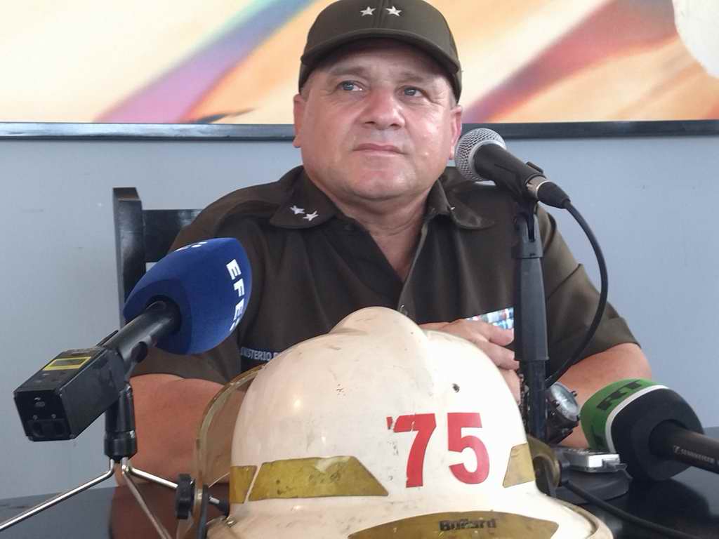 El Teniente Coronel Alexander Ávalos Jorge, Segundo Jefe del Departamento Nacional de Extinción del Cuerpo de Bomberos de Cuba, dijo en conferencia de prensa que lo fundamental en estos momentos es evitar la expansión del incendio. 