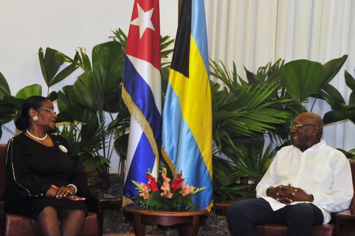Recibe Valdés Mesa a Enviada Especial de Las Bahamas