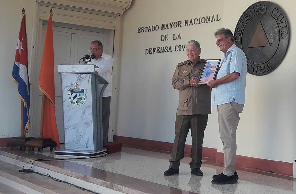 Felicita Raúl Castro al sistema de la Defensa Civil en su Aniversario 60