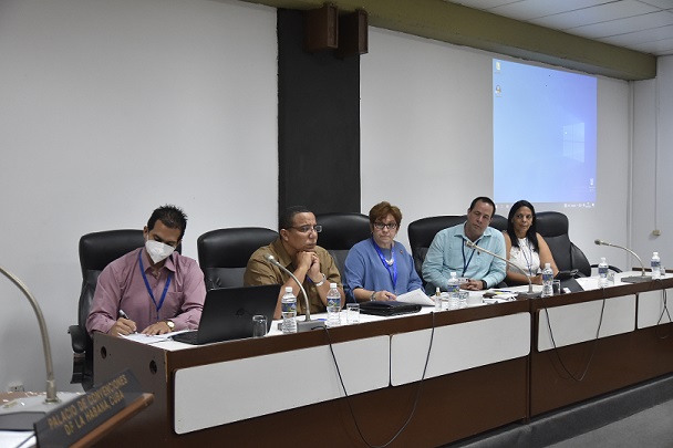 Debate en torno al déficit de medicamentos y la situación epidemiológica del país