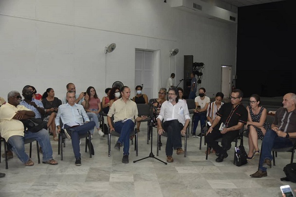 Desarrollan taller sobre (des)colonización en el mundo actual