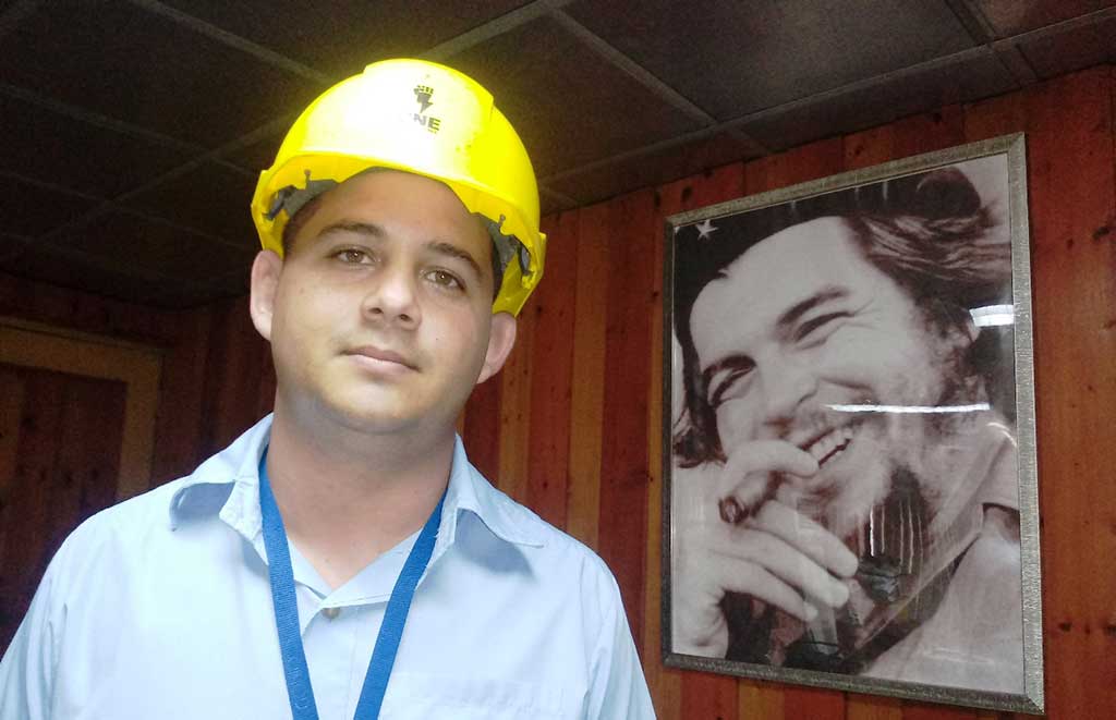 El ingeniero Dariel, entregado a su labor en la termoeléctrica de Cienfuegos