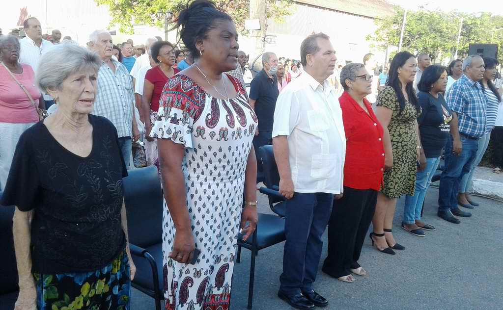 La patriótica conmemoración fue encabezada por José Ramón Monteagudo Ruiz, Primer Secretario del Partido en Santiago de Cuba y Beatriz Johnson Urrutia, Gobernadora de la provincia