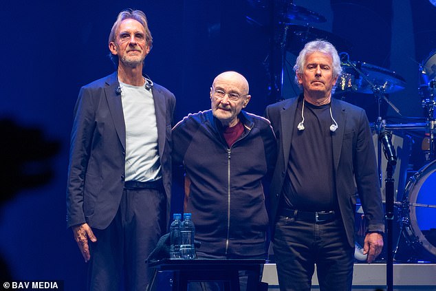 Phil Collins acompañado por sus compañeros de Génesis, Mike Rutherford y Tony Banks.