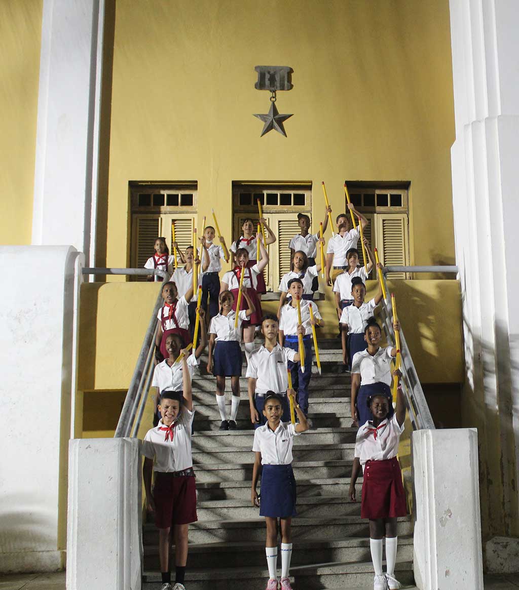 Más de 80 pioneros destacados de toda la provincia reeditaron el asalto simbólico al antiguo Cuartel Moncada, hoy Ciudad Escolar 26 de Julio.