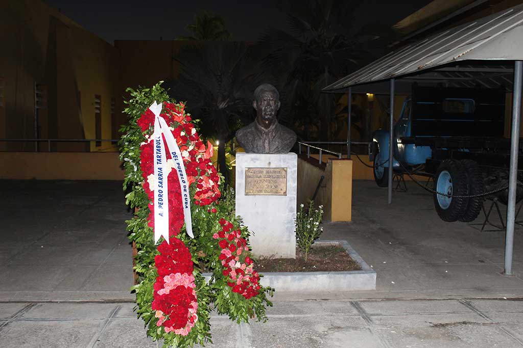 El tributo también contempló honores ante el busto del teniente Pedro Sarría.