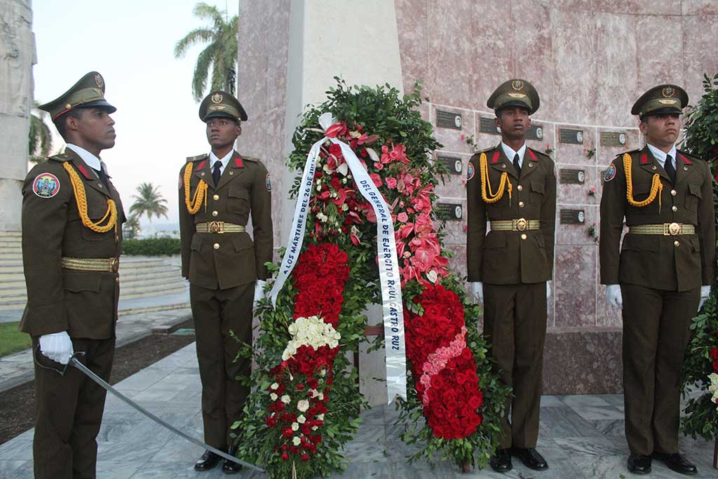 Ofrendas Florales de Raúl y Díaz-Canel para los mártires del 26 de Julio