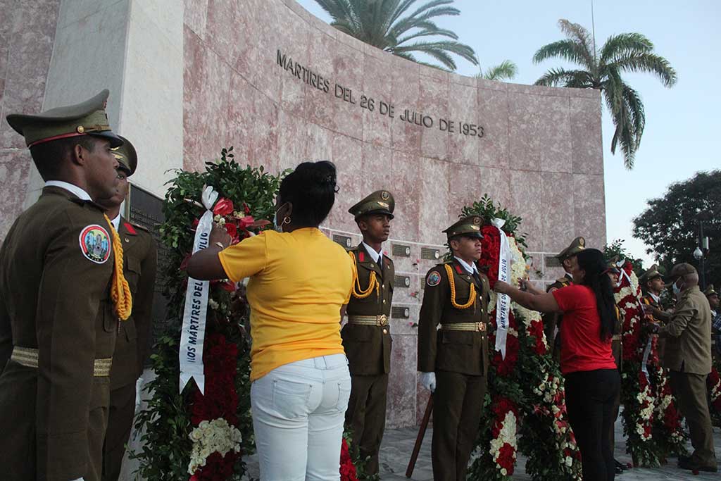 Ofrendas Florales de Raúl y Díaz-Canel para los mártires del 26 de Julio