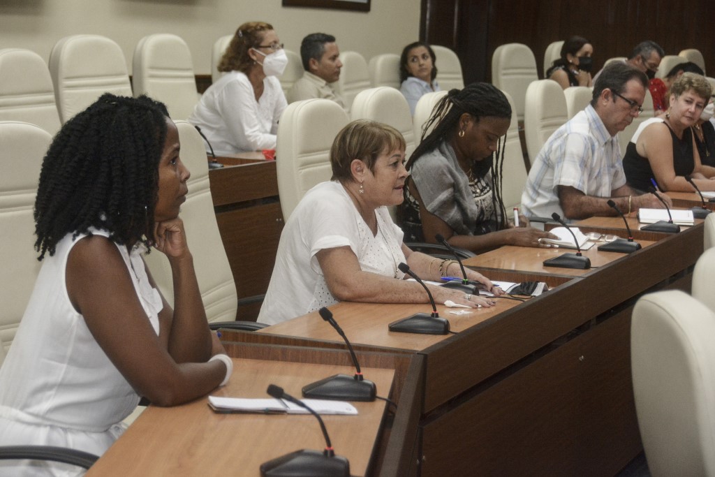 Intercambia presidente con claustro de la Universidad Enrique José Varona Intercambia presidente con claustro de la Universidad Enrique José Varona