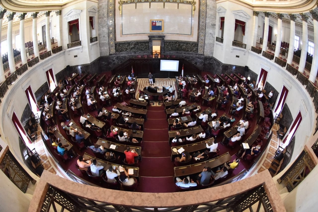 Intercambian jóvenes con la presidencia del Parlamento sobre el sistema político cubano