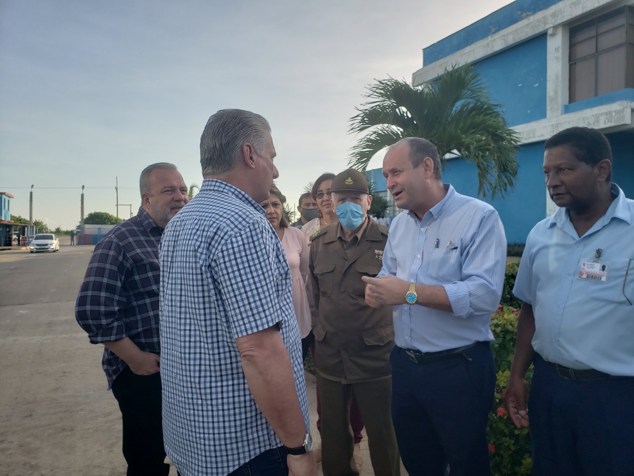 Continúa presidente cubano recorrido por las centrales termoeléctricas