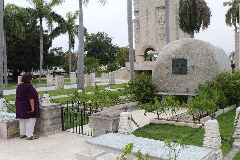 Corina Mestre ofreció su tributo de amor y respeto a Fidel en el Cementerio Patrimonial Santa Ifigenia