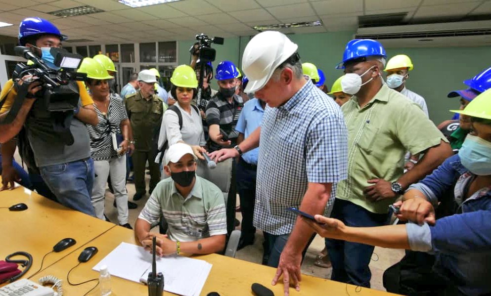 Continúa presidente cubano recorrido por las centrales termoeléctricas