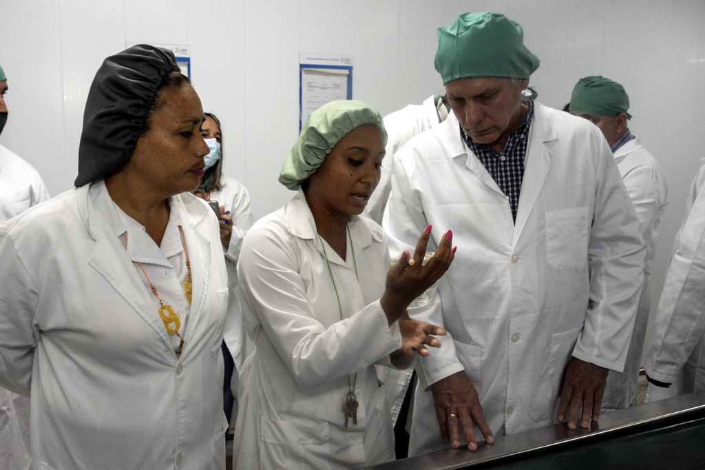 El presidente cubano llegó al Laboratorio Farmacéutico Oriente
