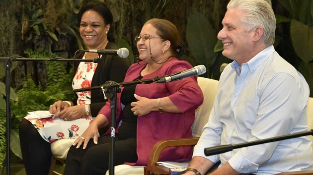 Intercambia Díaz-Canel con cubanas sobre marcha de programas 