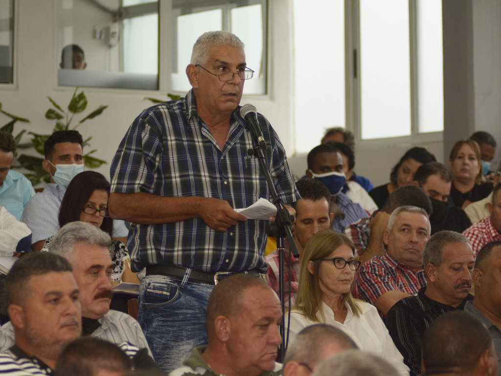 Miguel Díaz-Canel Bermúdez en reunión de trabajo que analizó las estrategias y desafíos actuales de la agroindustria azucarera del país