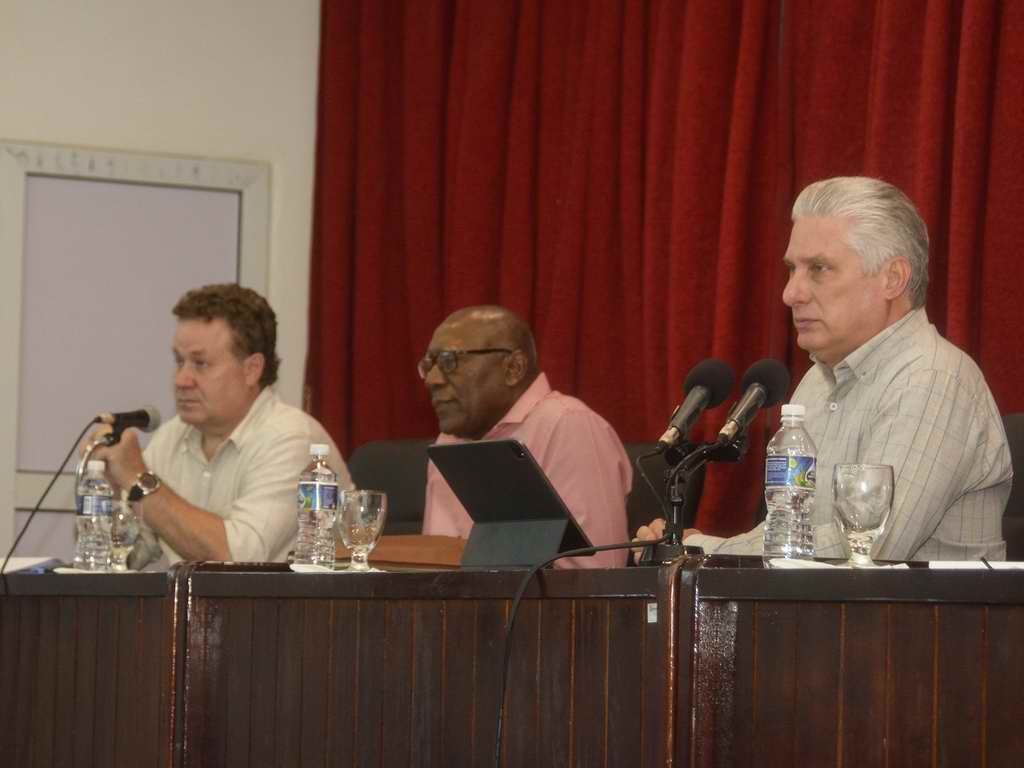 Miguel Díaz-Canel Bermúdez en reunión de trabajo que analizó las estrategias y desafíos actuales de la agroindustria azucarera del país