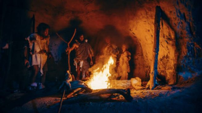 Cuando los humanos descubrieron el fuego, su vida se hizo más fácil. Podían reunirse en torno a las fogatas para calentarse, tener luz y estar protegidos; entre otros beneficios.