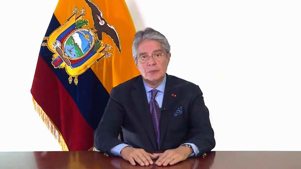 Presidente de Ecuador rebaja precios de los combustibles
