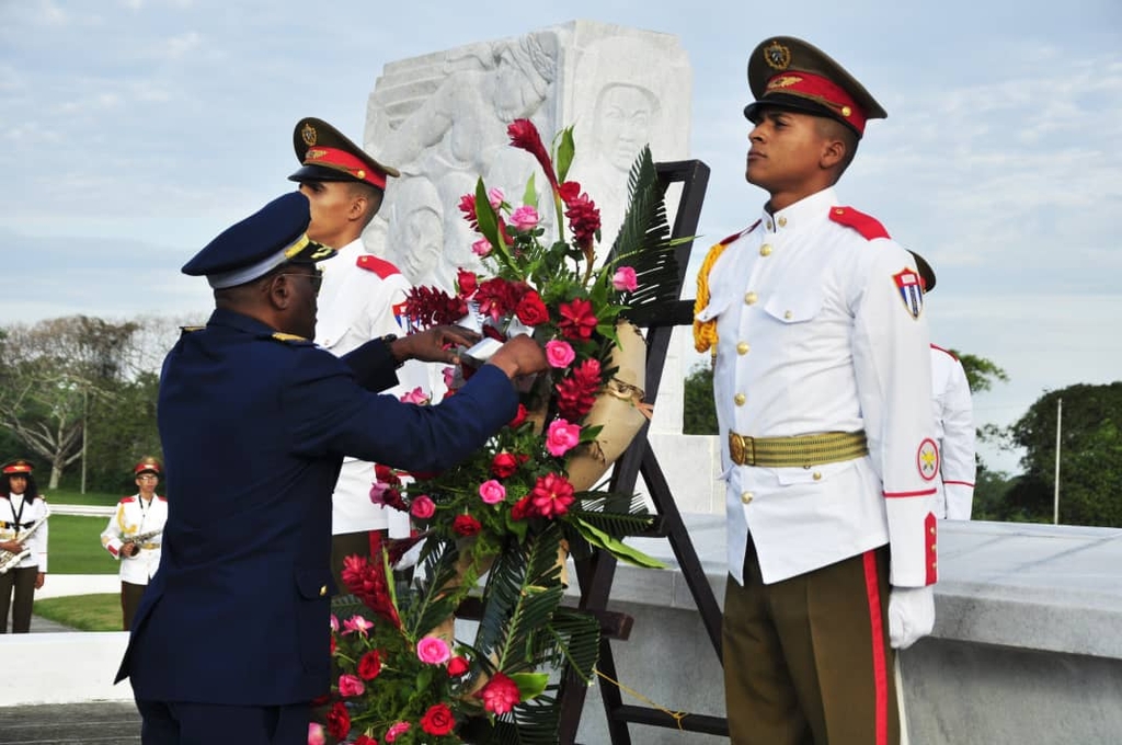 El mariscal aéreo namibio homenajeó al Lugarteniente General Antonio Maceo y a su ayudante Panchito Gómez Toro al colocar una ofrenda floral ante al monumento