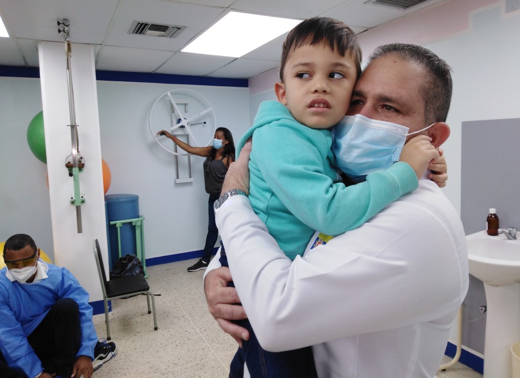Médico fisiatra cubano con pequeño venezolano con esclerosis tuberosa