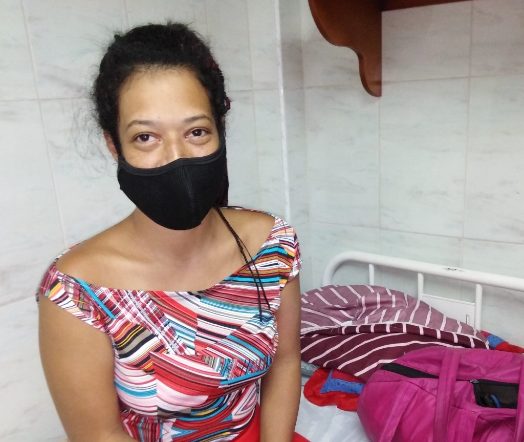 Una joven venezolana deposita sus esperanzas en los médicos cubanos para recuperar su visión