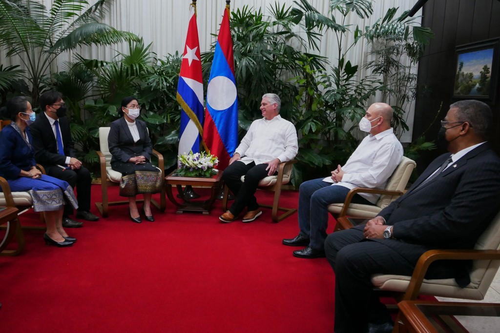 La Sra. Viengthong Siphandone agradeció la calurosa bienvenida dispensada por el presidente cubano