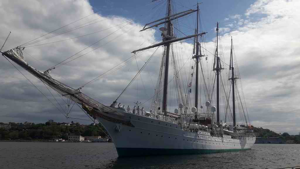Reciben buque-escuela español en el puerto de La Habana