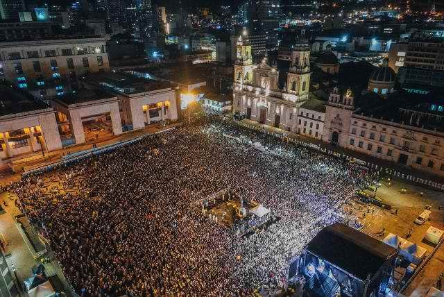 Gustavo Petro cierra campaña en Colombia