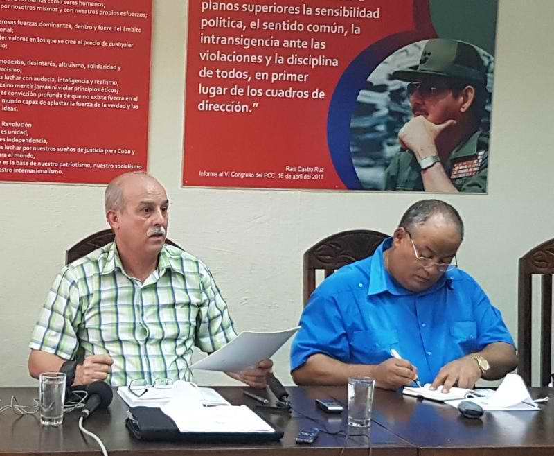 Los miembros del Comité Central del Partido, Humberto Camilo Hernández y Federico Hernández en intercambio en la Universidad de Camagüey.