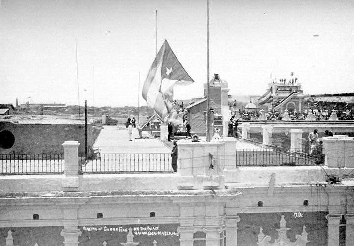 Ante el pabellón nacional que se izaba en el Castillo de los Tres Reyes del Morro la bandera cubana