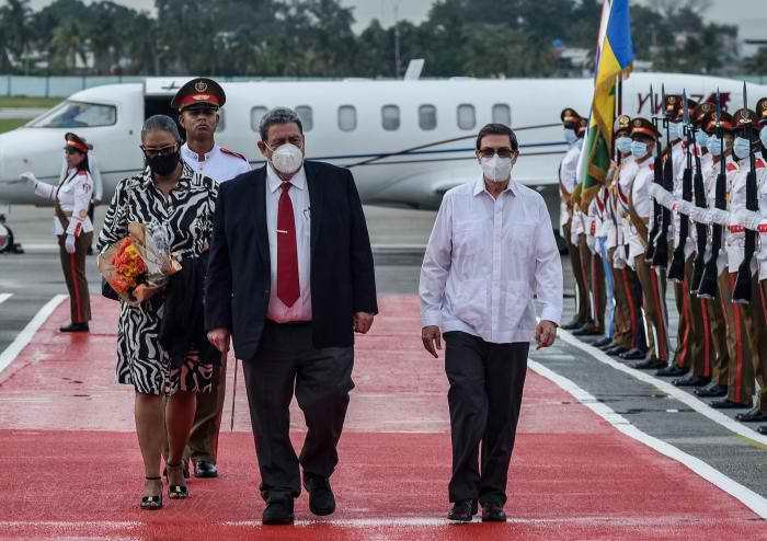 Llegó a Cuba primer ministro de San Vicente y las Granadinas