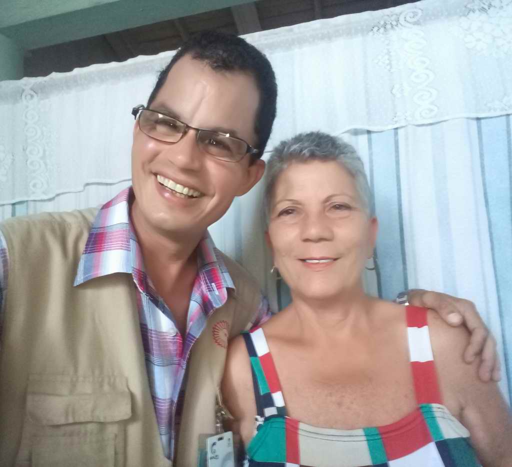 Argelia Verdecia Velázquez junto al periodista Roberto Mesa