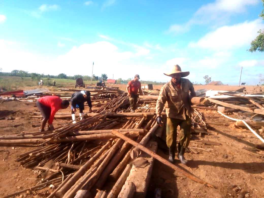 Campesinos cienfuegueros apoyan construcción de casas de tabaco en Pinar del Río