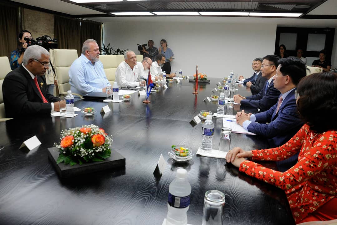 Un encuentro para afianzar los vínculos entre ambas naciones, resaltó el Jefe de Gobierno cubano, que también rememoró la reciente visita que encabezó a Vietnam como parte de una gira por países asiáticos.