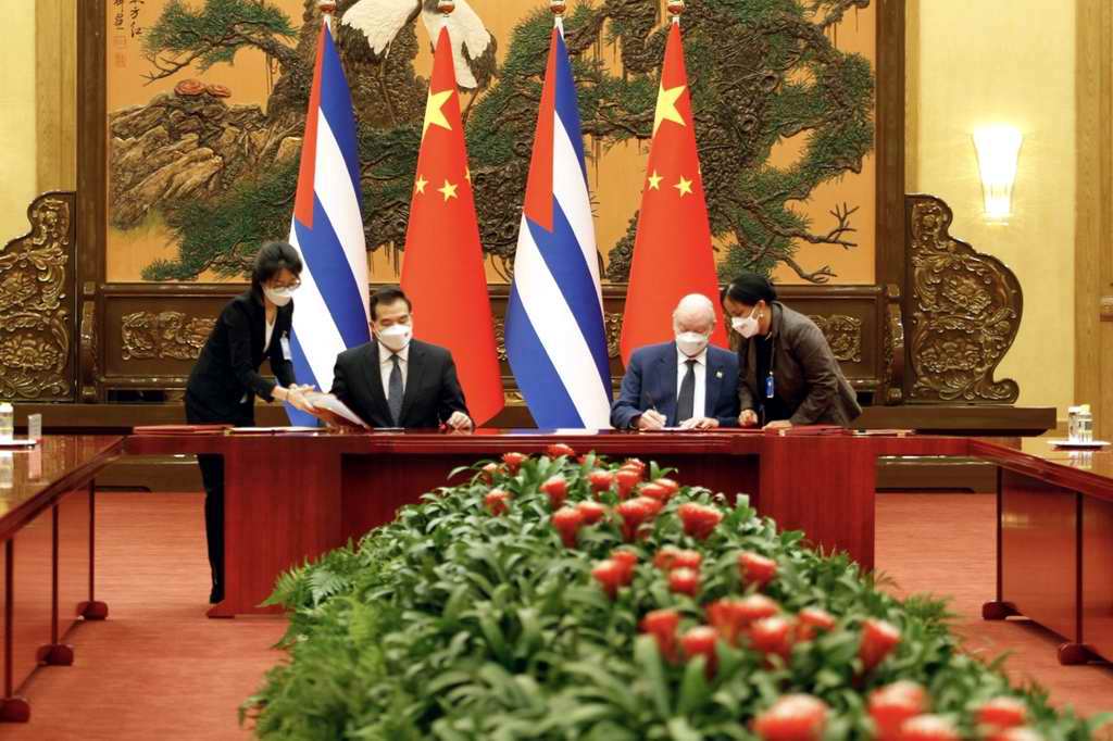 Al concluir las conversaciones oficiales, el mandatario chino Xi Jinping y el Presidente cubano Miguel Díaz-Canel  Bermúdez asistieron a la firma de 12 documentos de cooperación