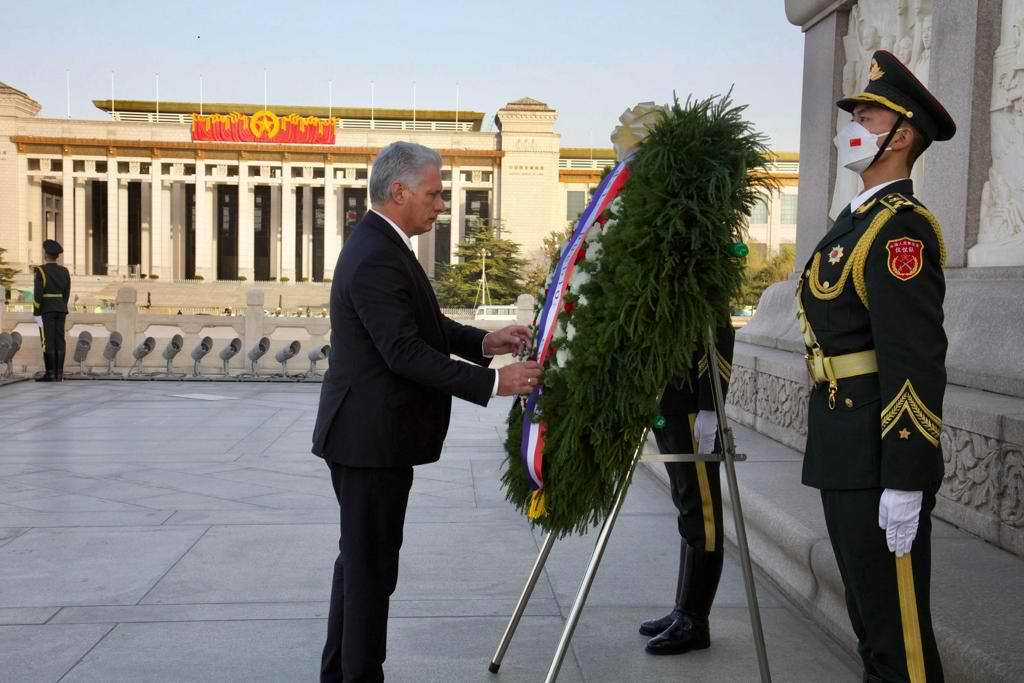 El intenso programa se inició en la emblemática Plaza Tiananmen, con la ceremonia de colocación de una ofrenda floral ante el monumento a los héroes del pueblo