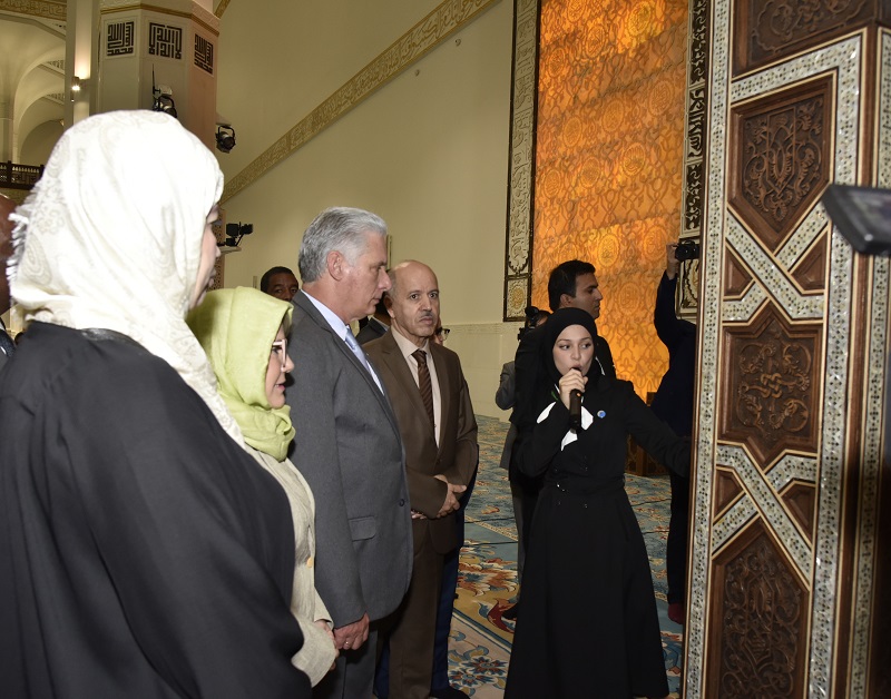 Visita mandatario cubano la Gran Mezquita de Argel