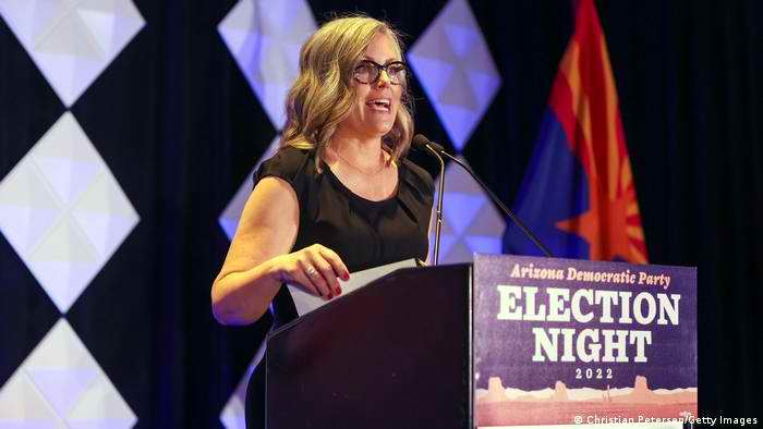 Katie Hobbs gana la gobernación de Arizona Katie Hobbs gana la gobernación de Arizona