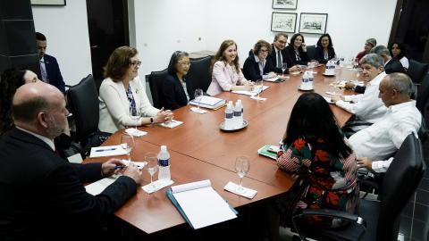 El viceministro Carlos Fernández dialogó con la secretaria adjunta del Departamento de Estado para Temas Consulares, Rena Bitter El viceministro Carlos Fernández dialogó con la secretaria adjunta del Departamento de Estado para Temas Consulares, Rena Bitter