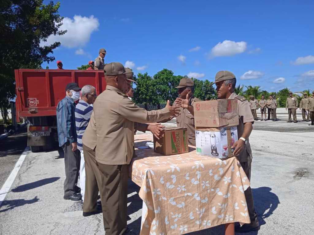 Militares granmenses envían donación a Pinar del Río